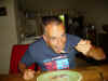 Andre eet haring2.JPG (59779 bytes)